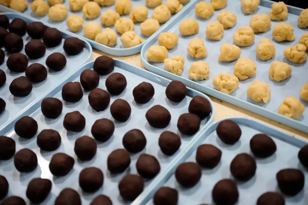 重庆养老院情满中秋，浓情陪伴，手工DIY月饼